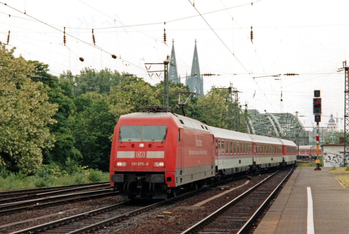 Am 13 April 2001 wirbt 101 076 beim durchfahren von Köln Deutz für Baden-Württemberg.