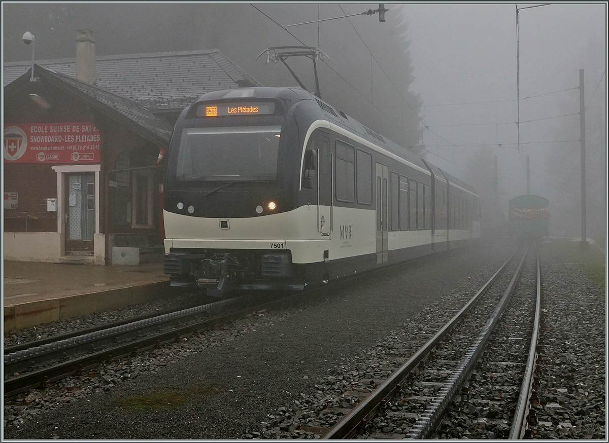 Am 13. April 2016 nahmen die SURF-Züge ABeh 2/6 bei der MVR offiziell den regulären Betrieb auf. 
Hier 1421 von Vevey her kommend auf Les Pléiades eingetroffen. 
Trotz der grossen Vielfallt an Fahrzeugen auf der CEV, konnten bisher nur die 1911 gebauten HGe 2/2 und die BDhe 2/4 bzw. Bhe 2/4 von 1970 auf der Zahnradstrecke bis auf Les Pleiades fahren. 
