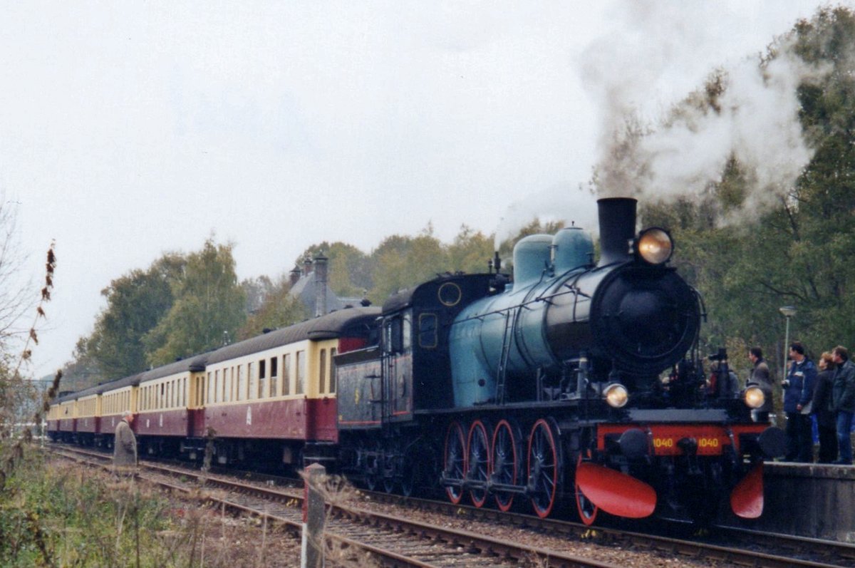 Am 13 Augustus 2005 verlässt Ex-SJ 1040 (noch mit blauen Kessel) Schin-op-Geulo mit ein Dampfzug nach Kerkrade.