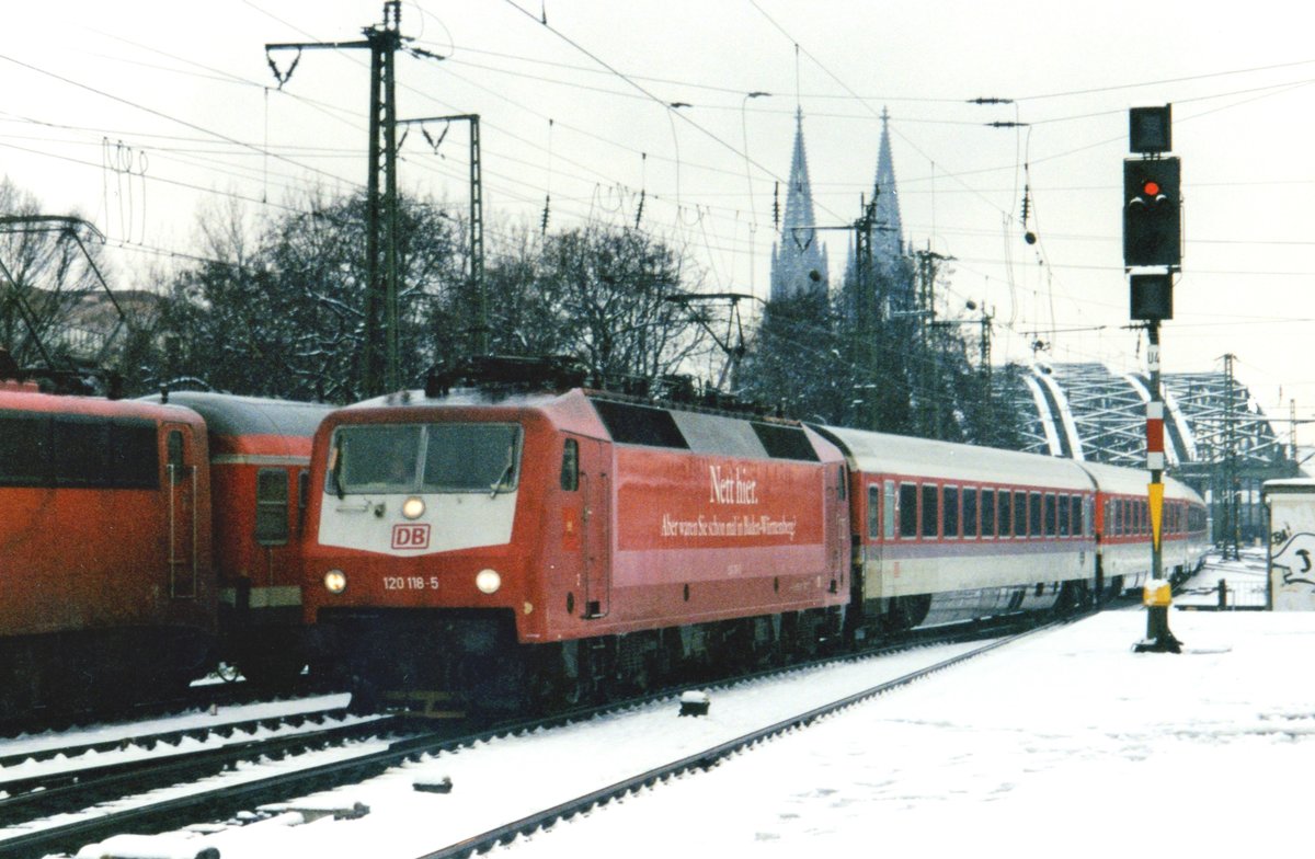 Am 13 Jänner 2000 zieht 120 118 ein IC durch Köln deutz. 