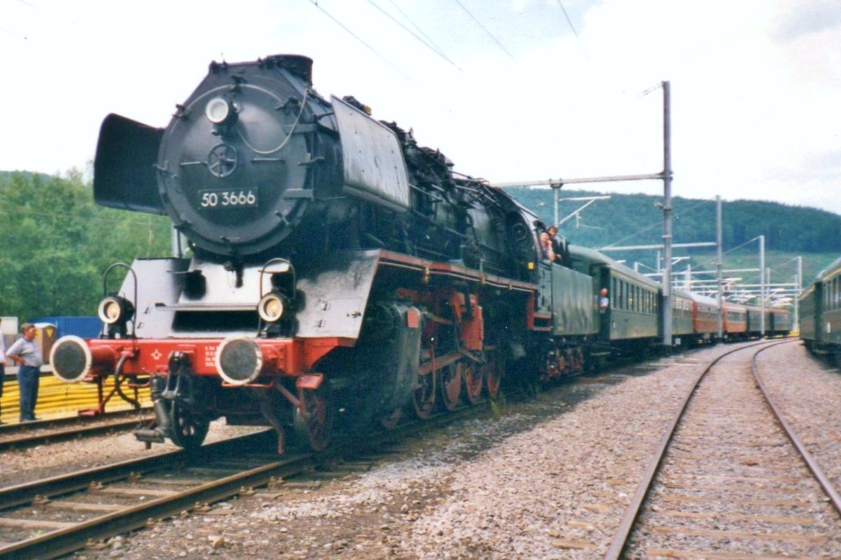 Am 13 Juli 1999 steht ein Sonderzug aus Raeren mit 50 3666 in Trois-Ponts. 