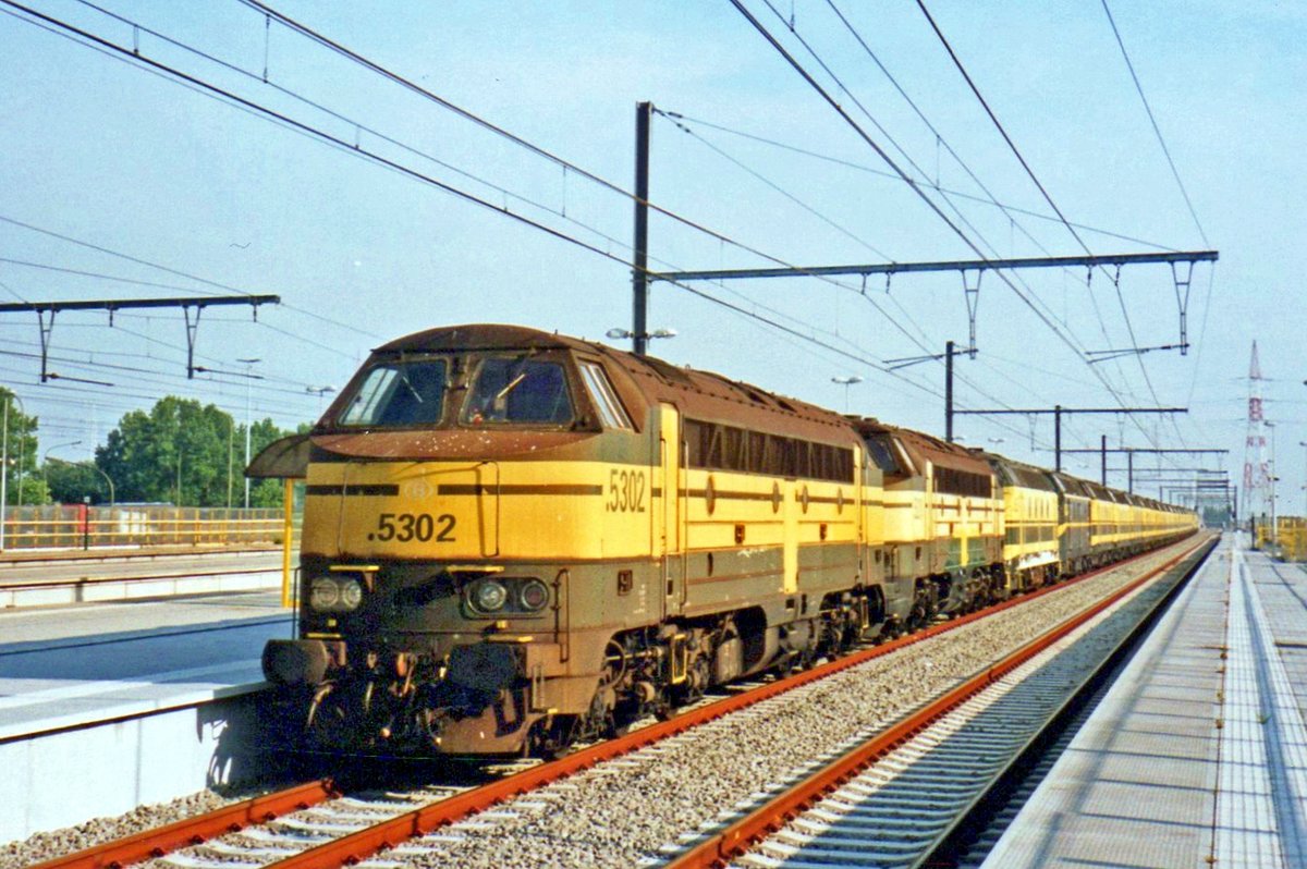 Am 13 Juni 2006 leitet 5302 eine nette Schlange von Dieselloks durch Antwerpen-Luchtbal.