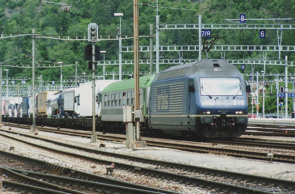 Am 13 Mai 2010 war in Brig noch keinen Larmschutzwand und könnte BLS 465 010 mit deren KLV noch fotografiert werden.