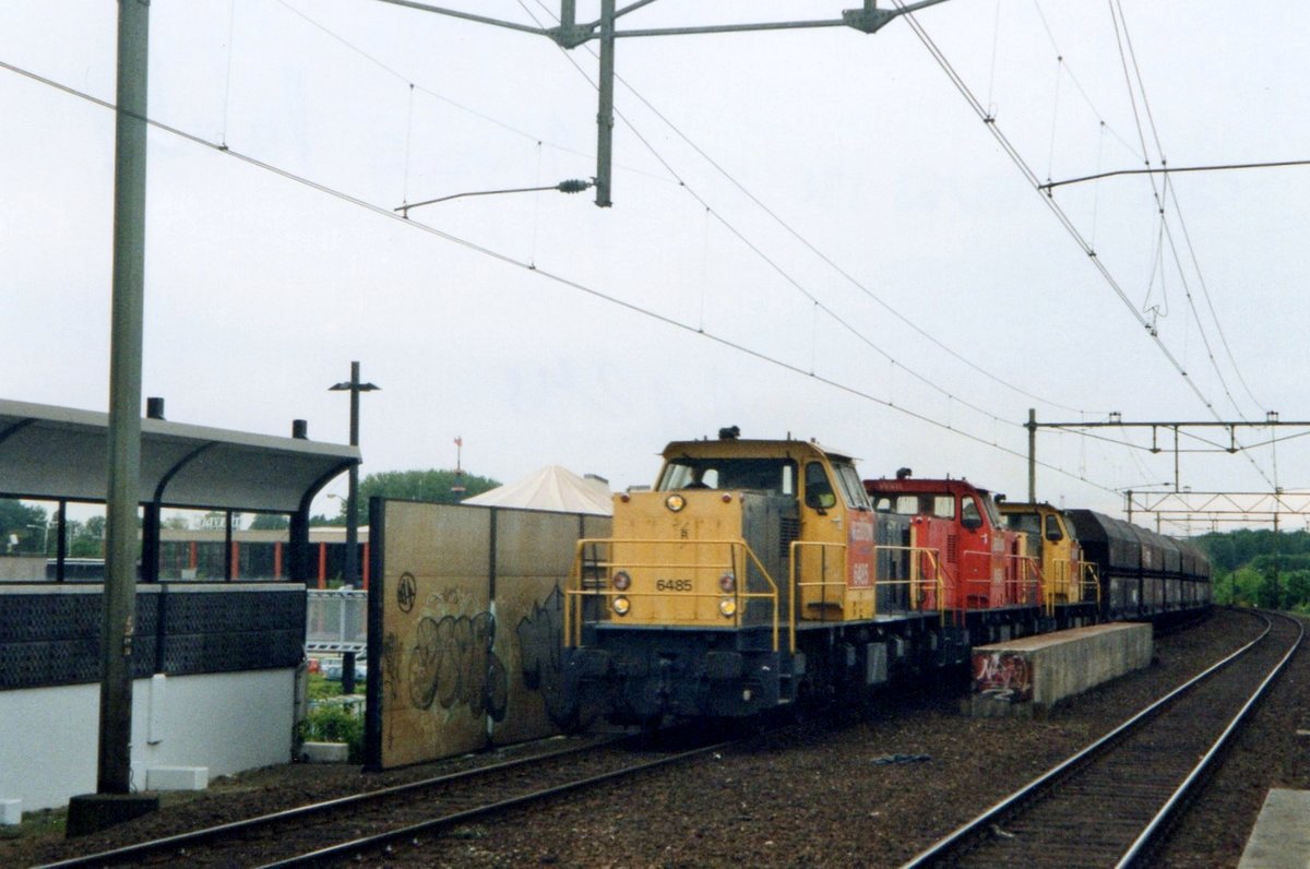 Am 13 November 2002 durcheilt 6485 samt Kohlezug Nijmegen-Dukenburg.