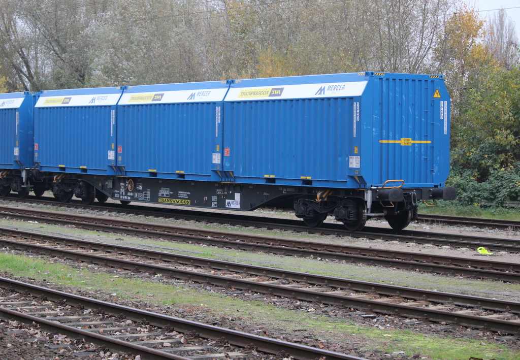 Am 13.11.2021 stand der Hackschnitzelzug von Rostock-Bramow nach Stendal-Niedergörne im Bahnhof Rostock-Bramow abgestellt.