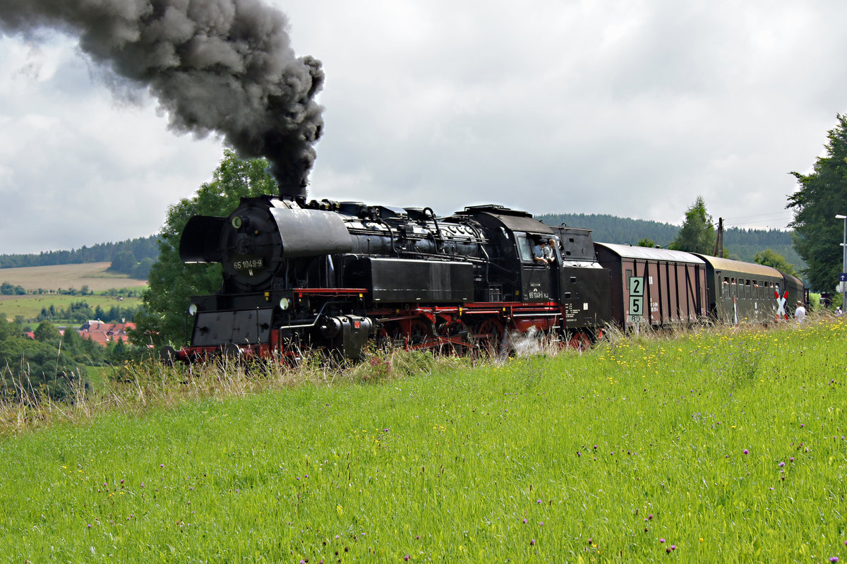 Am 14. August 2010 leistete die 65 1049-9 bei einem Sonderzug mit der 202 646-6 Schiebedienst auf der Fahrt nach Schwarzburg.
Foto: Walter Ruetsch
