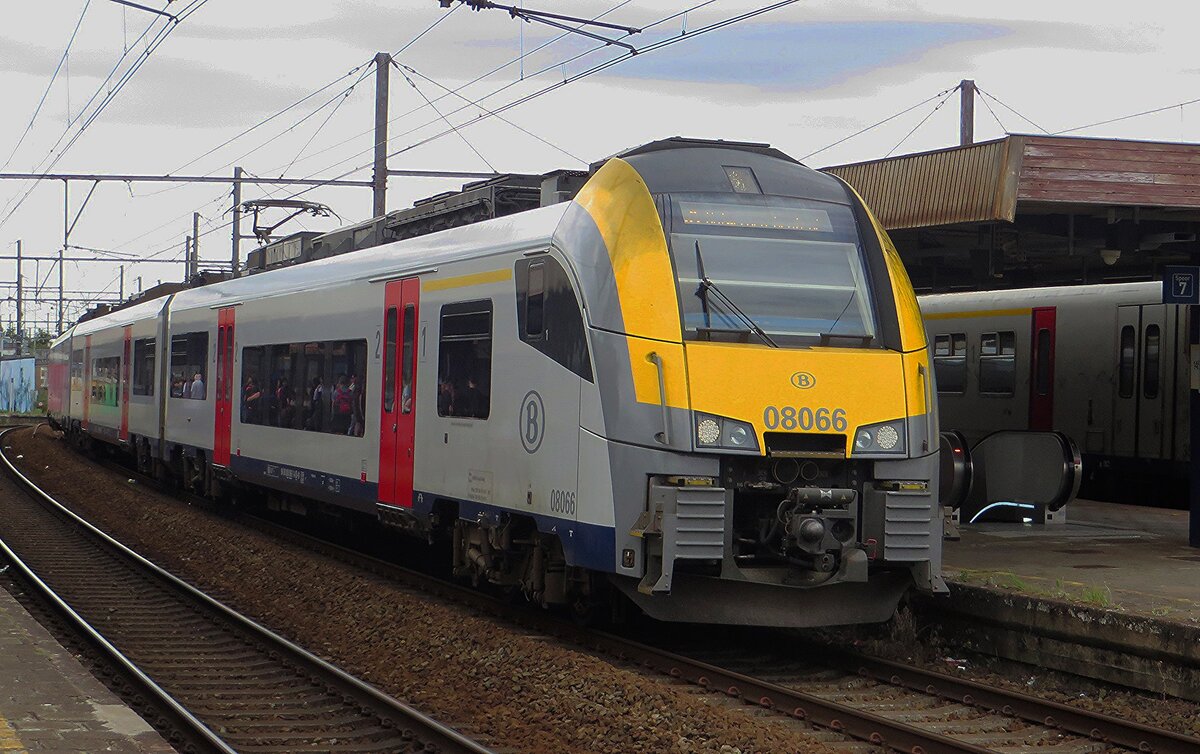 Am 14 Juli 2022 treft 08 066 als RE aus Hasselt in Antwerpen-Berchem ein.
