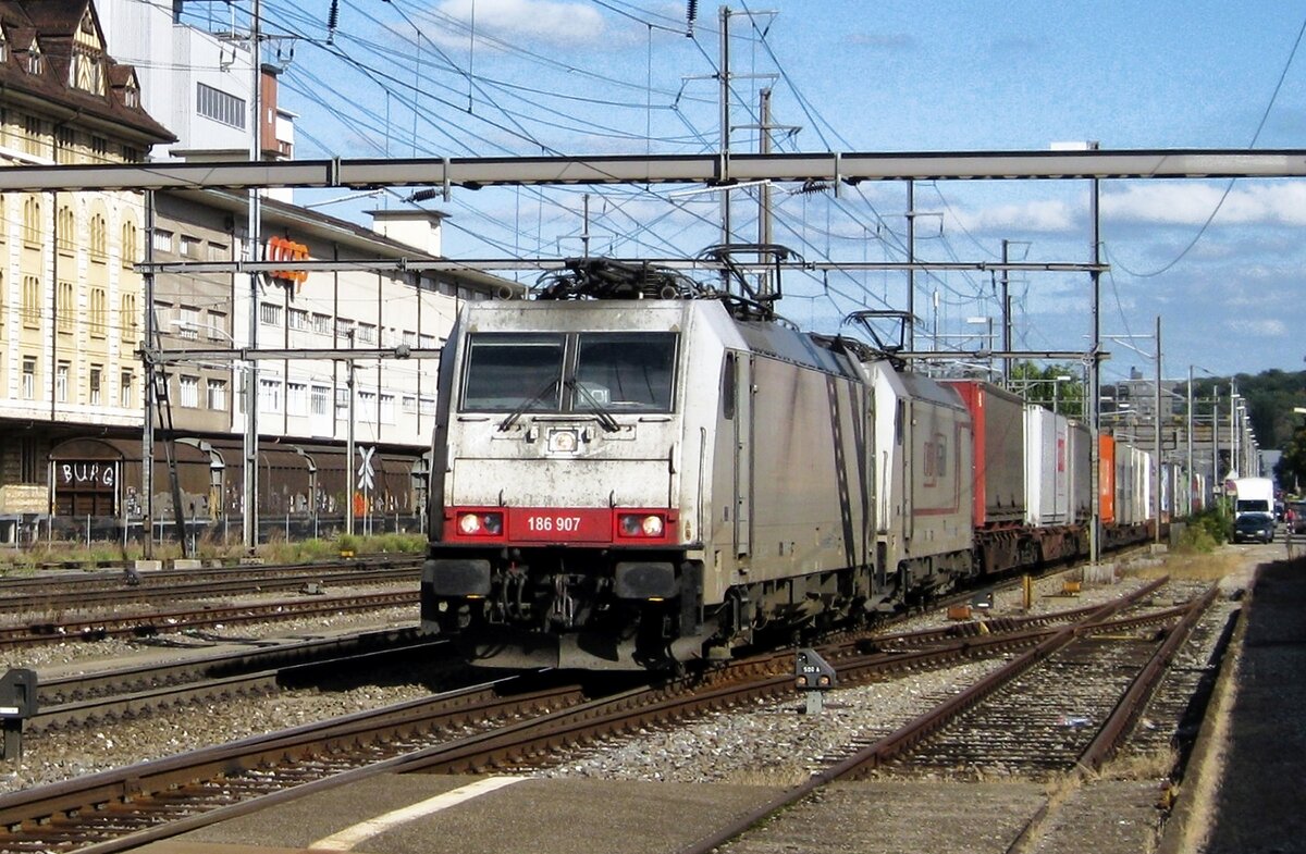 Am 14 September 2011 durchfahrt Crossrail 186 907 samt Kollegin und KLV Pratteln auf den Weg nach Basel. Als einzige Lok der Reihe 186 901-910 bekam die 186 908 nie die Crossrail Aufkleber.