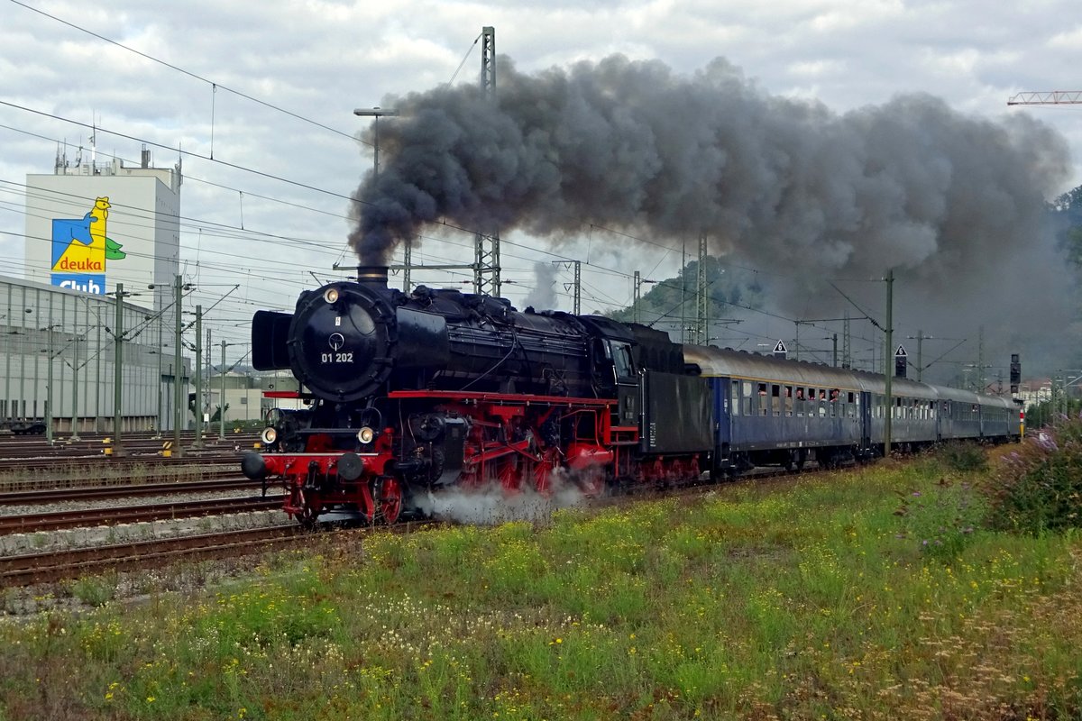 Am 14 September 2019 dampft 01 202 mit ein Sonderzug durch Plochingen die Mäsrklin-Tagen in Göppingen entgegen.