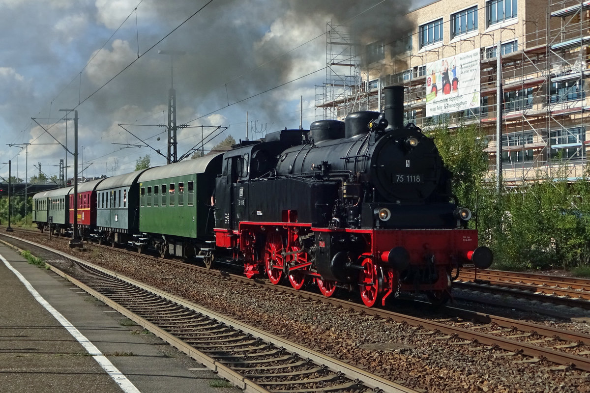 Am 14 September 2019 steht UEF 75 1118 mit ein Sonderzug in Göppingen.