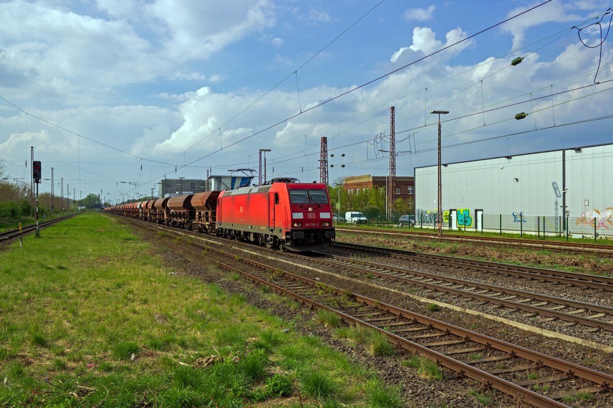 Am 14.04.2022 zieht 185 292 einen Ganzzug Selbstentladewagen in Hilden in Richtung S�den.