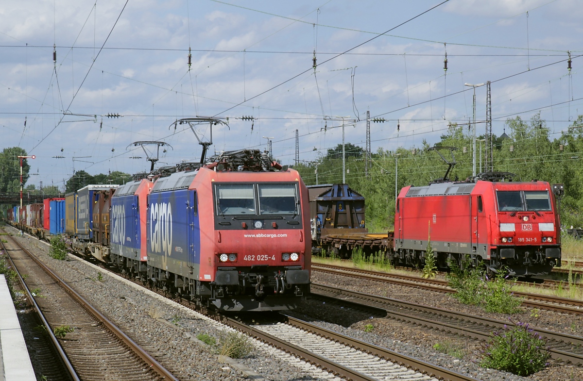 Am 14.07.2022 überholen die 482 025-4 und 482 010-6 in Düsseldorf-Rath die 185 341-5. Die 482 sind zwar häufiger Gast am Niederrhein, aber Doppeltraktionen sind eher selten anzutreffen.