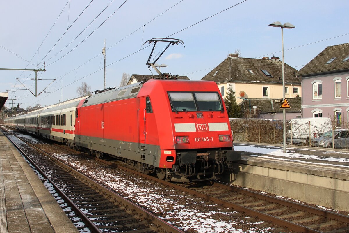 Am 15 Februar 2026 ist 101 145 mit der IC nach Westerland (Sylt) in Itzehoe eingetroffen. Dort wird der 101 vom Zug gehen während ein 218er an der Spitze des Zuges gesetzt wird für die Weiterfahrt nach Westerland über Niebüll.