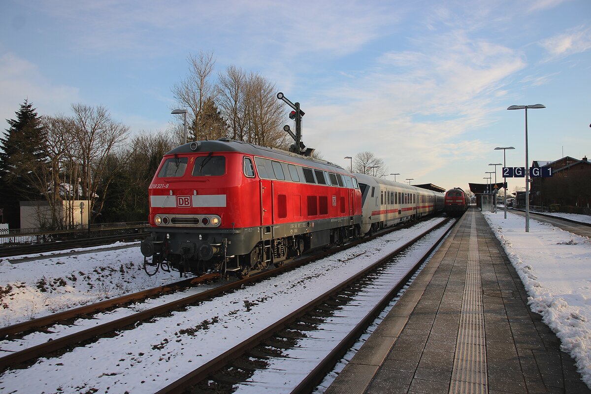 Am 15 Februar 2026 könnte 218 321 samt IC nach Westerland (Sylt) noch in Niebüll mit Formsignale fotografiert werden.