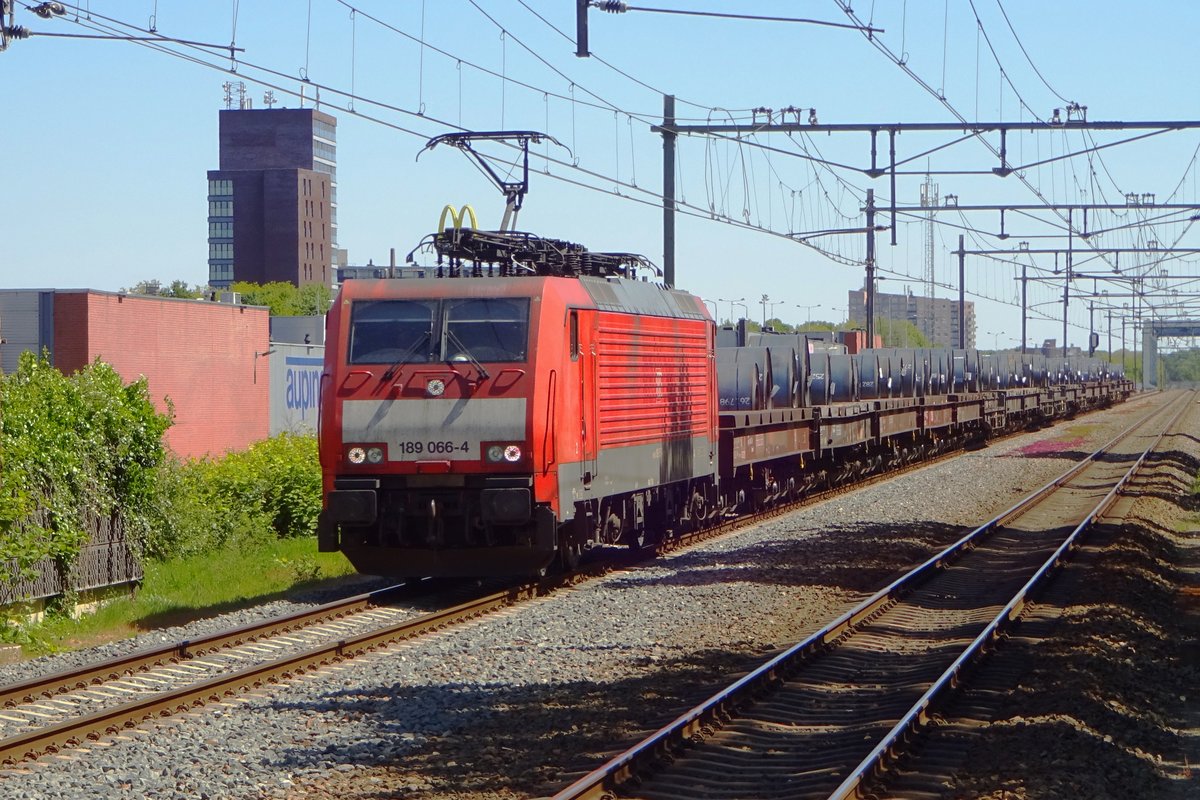 Am 15 Mai 2019 durchfahrt ein Stahlrollenzug mit 189 066 Nijmegen-Dukenburg.