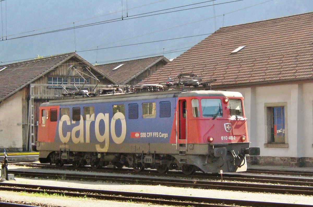 Am 15 September 2011 hällt 610 482 in Erstfeld.