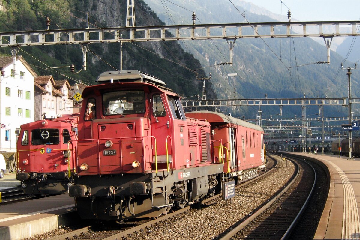 Am 15 September 2011 legt SBB 18437 sich in Erstfeld in die Kurve.
