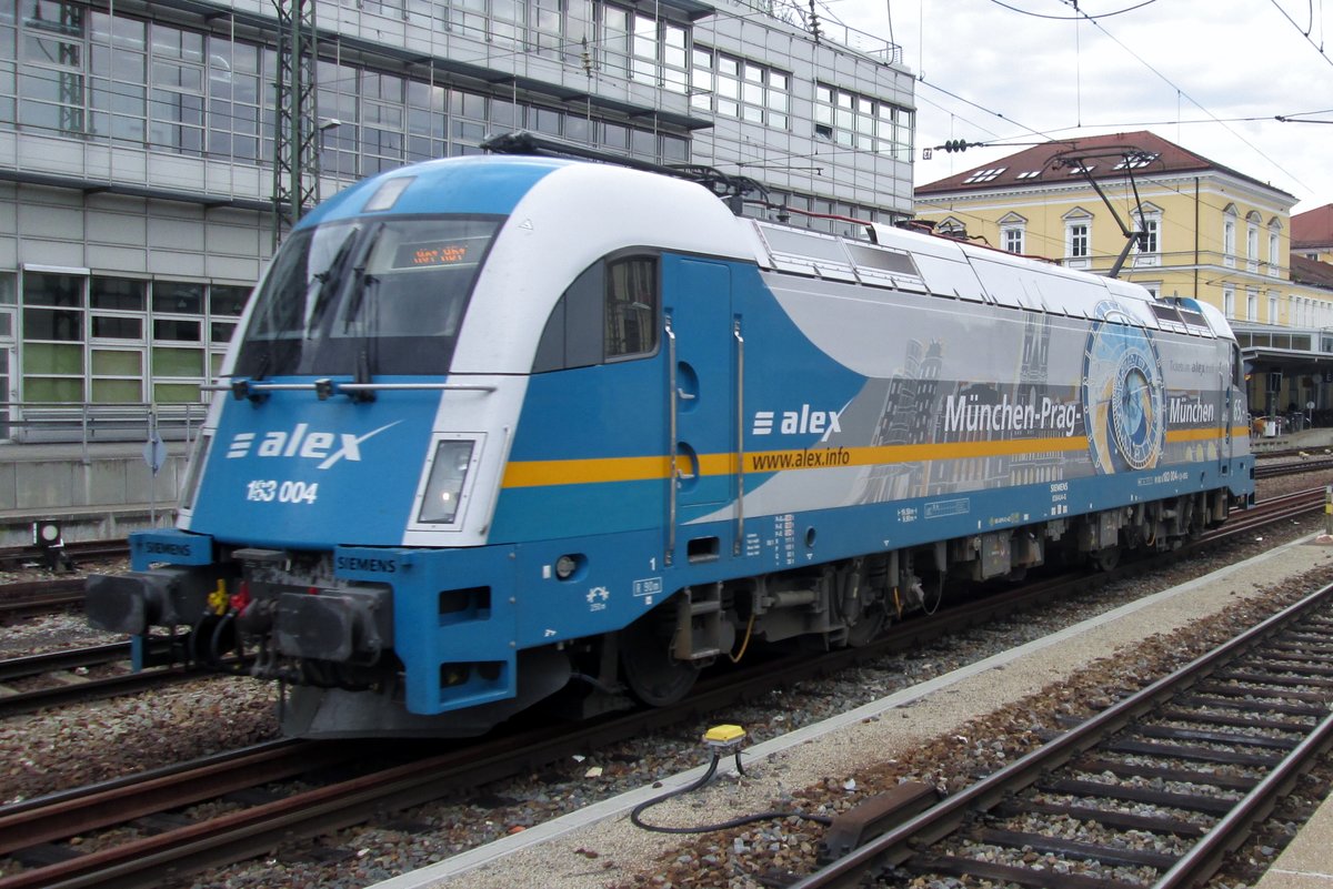 Am 15 September 2015 lauft 183 004 -für die ALEX/CD-Dienst München <=>Praha hl.n. werbend- um in Regensburg Hbf. 