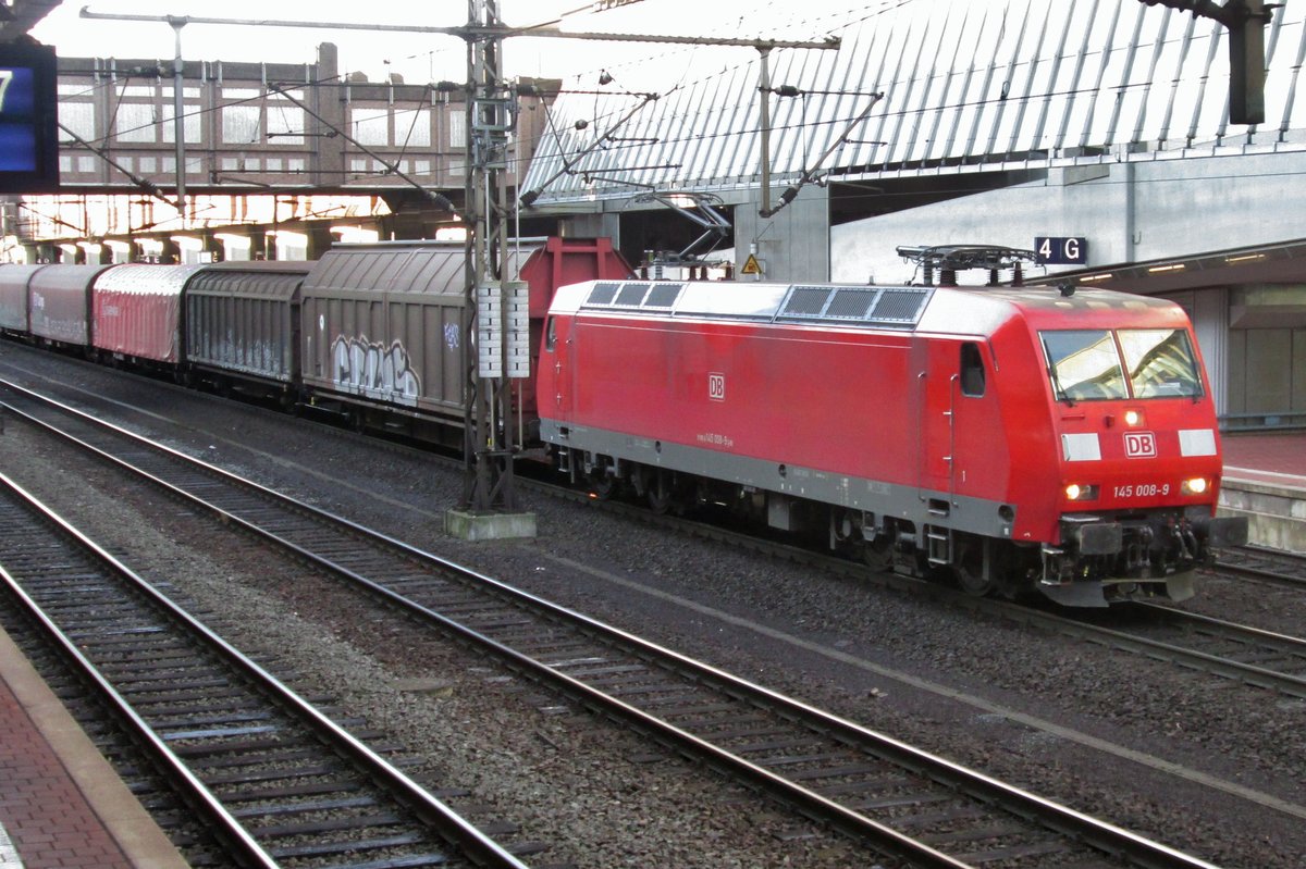 Am 15 September 2015 schleppt 145 008 ein Stahlzug durch Kassel-Wilhelmshöhe. 