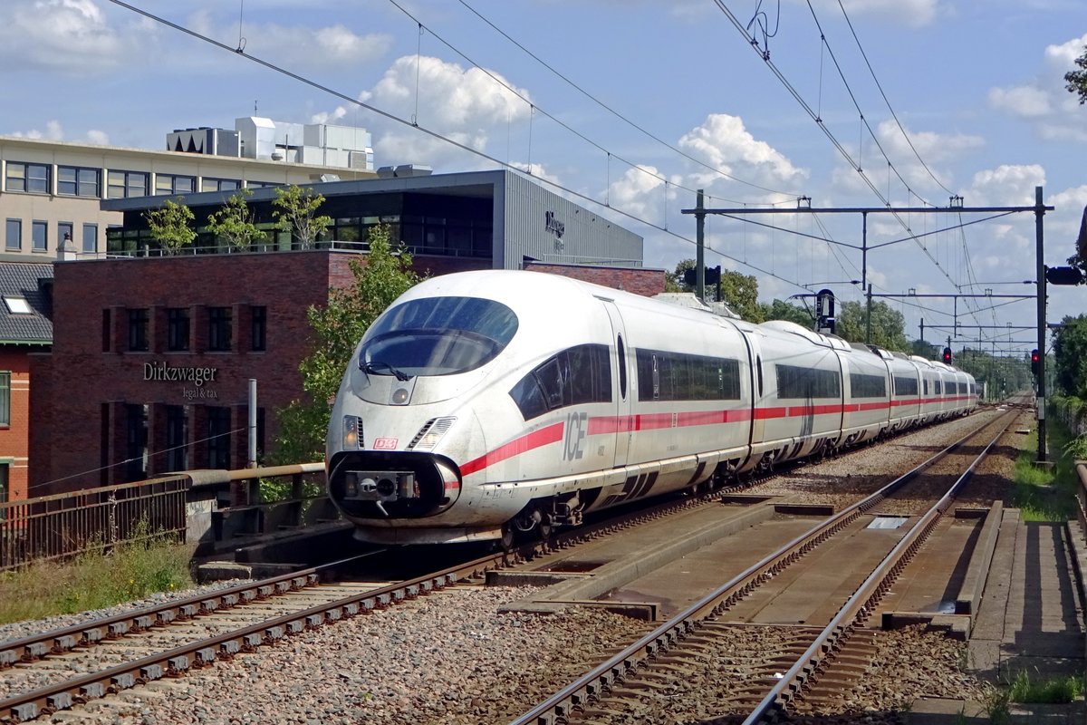 Am 16 Augustus 2019 durchfahrt 406 002 Arnhem-Velperpoort.