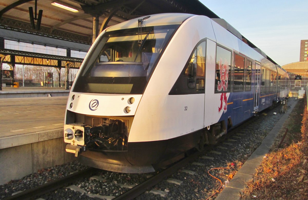 Am 16 Dezember 2016 steht Arriva 32 in Nijmegen Centraal.