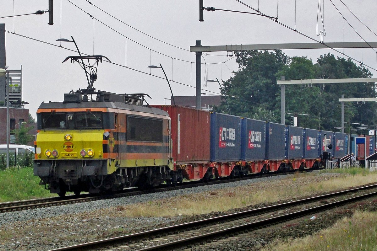 Am 16 Juni 2017 durchfahrt RRF 4401 mit ein Umleiter-KLV Wijchen. 