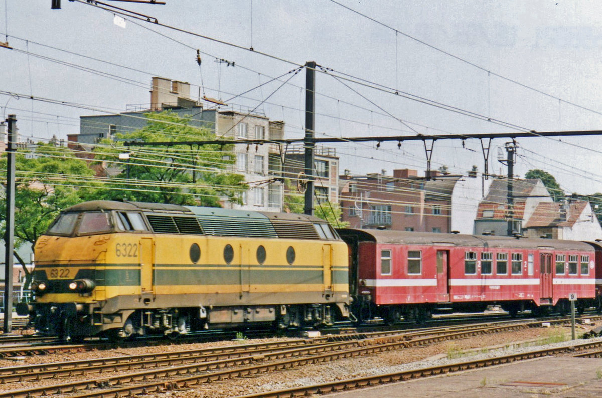 Am 16 Mai 2002 treft 6313 mit ein Lokaaltrein in Gent Sint-Pieters ein.