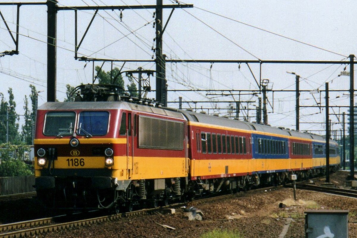 Am 16 Mai 2004 treft NMBS 1186 mit der IC-Benelux nach Bruxelles-Midi in Antwerpen-Berchem ein.