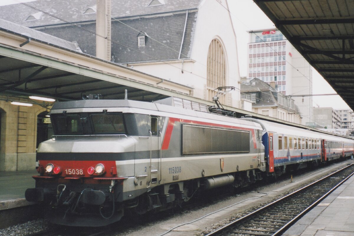 Am 16 September 2004 steht SNCF 15038 in Luxembourg-gare.