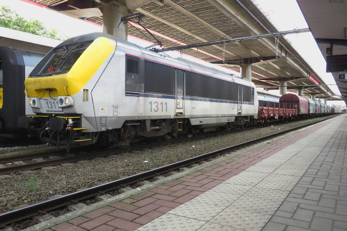 Am 16 September 2021 zieht SNCB 1311 ein Stahlzug durch Charleroi Sud.