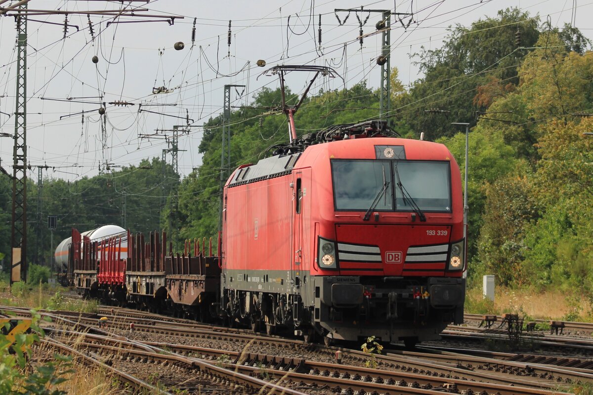 Am 17 Juli 2026 zieht 193 339 ein Mischguterzug durch Gremberg und wird vom Parkplatz fotografiert.