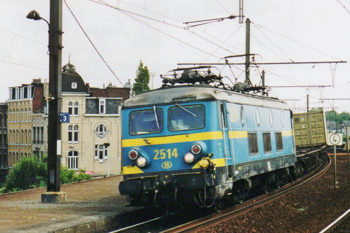 Am 17 mai 2002 zieht 2514 ein Containerzug durch Antwerpen-Dam. Das Schild mit der '4'bezeichnet, dass hier nür mit 40 km/h gafahren werden darf.