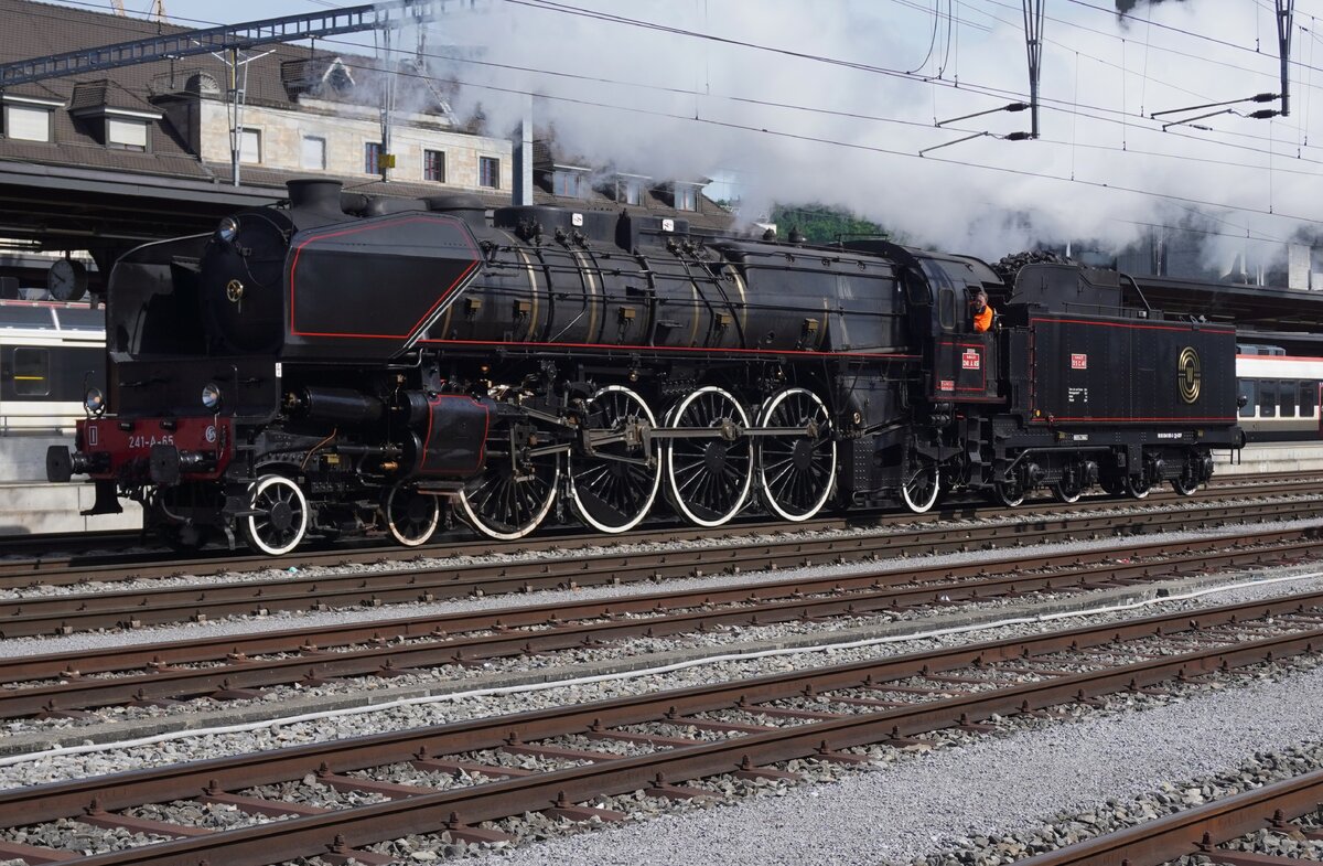 Am 17 Mai 2026 setzt 241A65 sich vor ein Extrazug (nicht im Bild) in Brugg AG. 