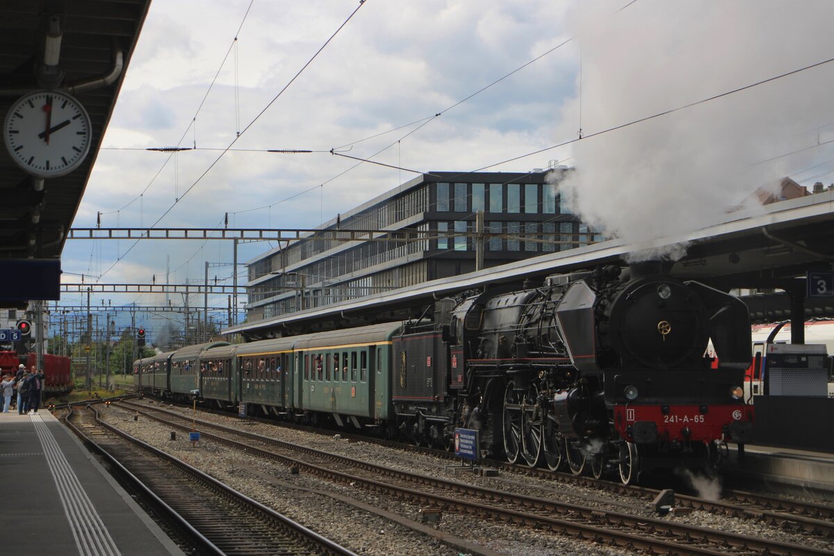 Am 17 Mai, um 14;01 verlast 241A65 von Damflok Depot Full der Bahnhof von Solothurn mit ein Extrazug.