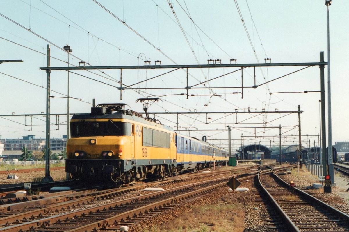 Am 18 Augustus 1995 verlässt NS 1656 mit einer IC nach Utrecht 's-Hertogenbosch.