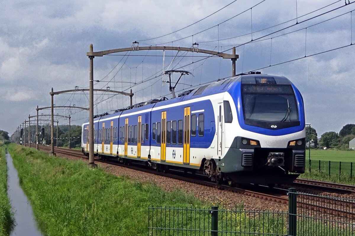 Am 18 Juni 2019 durchfashrt NS 2516 -noch mit blaue Kabinenpartieen-  ulten bei der Bahnübergang mit ein RB nach Arnhem Centraal.