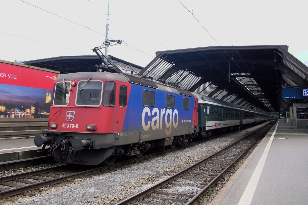 Am 18 Mai 2010 steht SBB 421 379 mit EC nach Bregenz abfahrtbereit in Zrich HB.