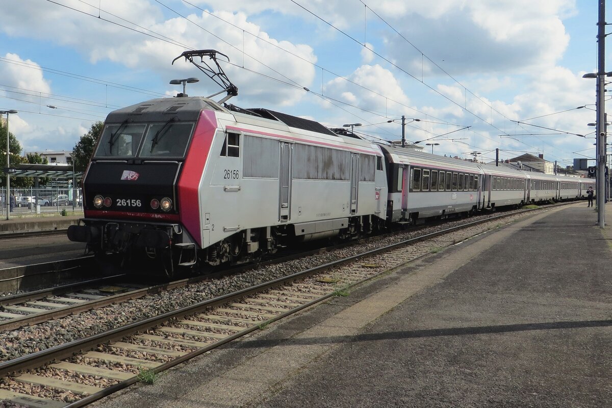 Am 18 September 2021 steht SNCF 26156 met ein IC aus Clermont-Ferrant nach paris-Bercy in Nevers abfahrtbereit.