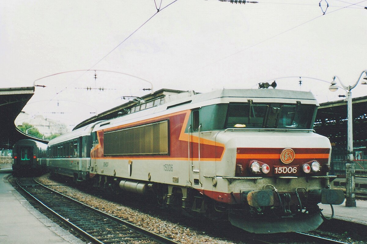 Am 19 September 2004 steht SNCF 15006 in Paris Gare de l' Est.