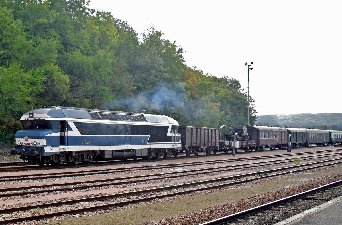 Am 19 September 2011 rangiert CC 72084 ein Sonderzug in Longueville.