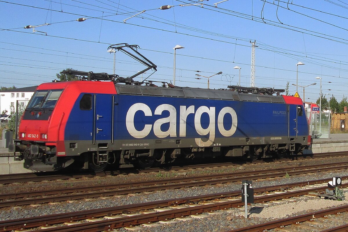 Am 19 September 2016 steht SBB Cargo 482 042 in Angermünde.
