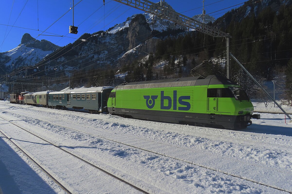 Am 1.Jänner 2025 steht BLS 465 010 mit anderes Material in Kandersteg abgestellt. Wegen der Frost haben alle Fahrzeuge ein Stromabnehmer gegens Draht gestetzt.