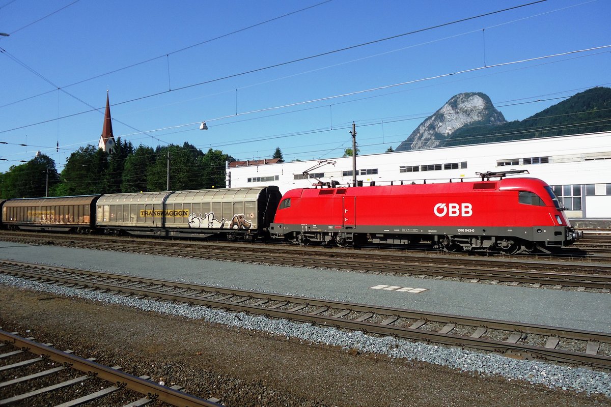 Am 2 Juli 2013 steht ÖBB 1016 043 in Kufstein.