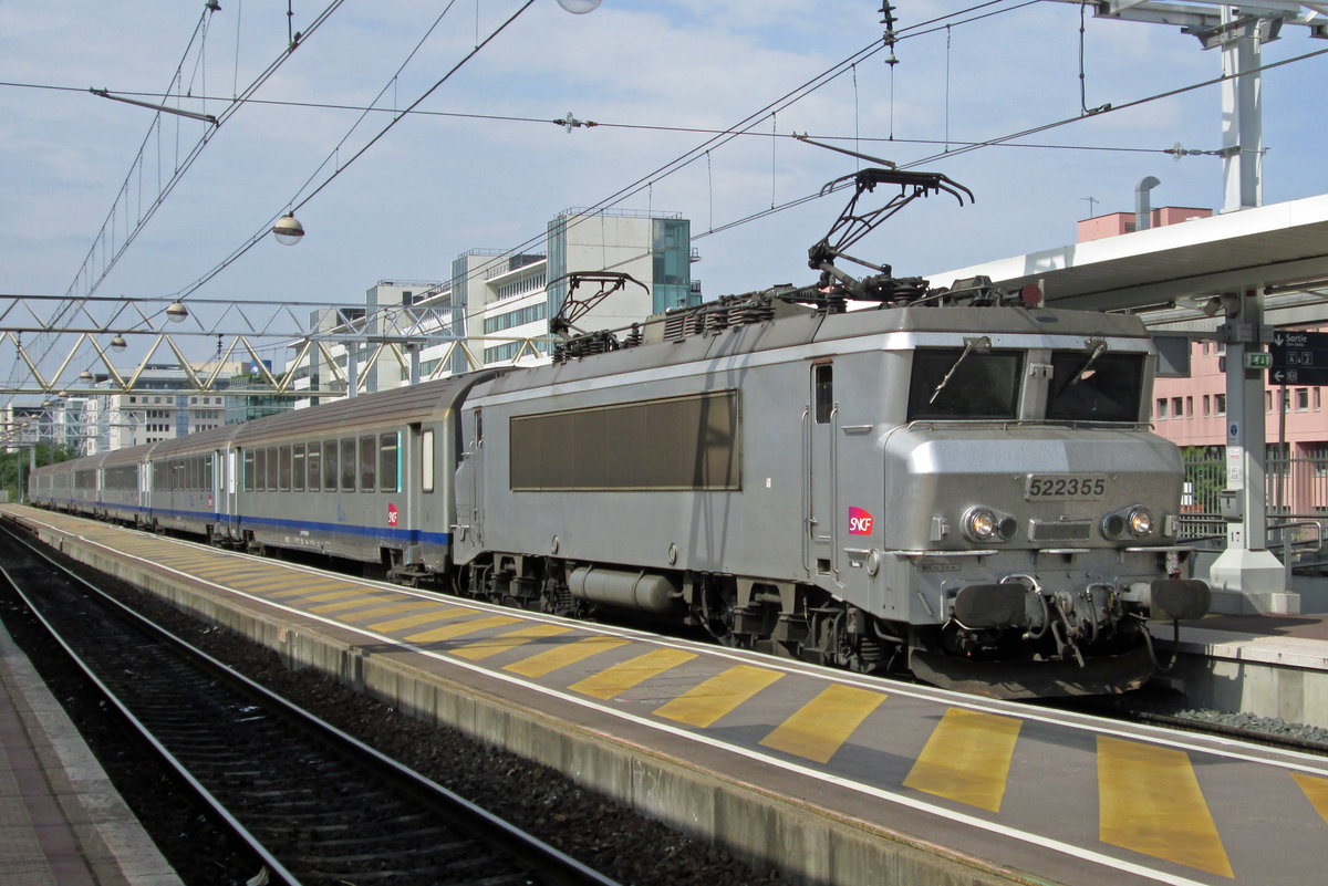 Am 2 Juli 2014 steht 22355 in Lyon Part-Dieu.