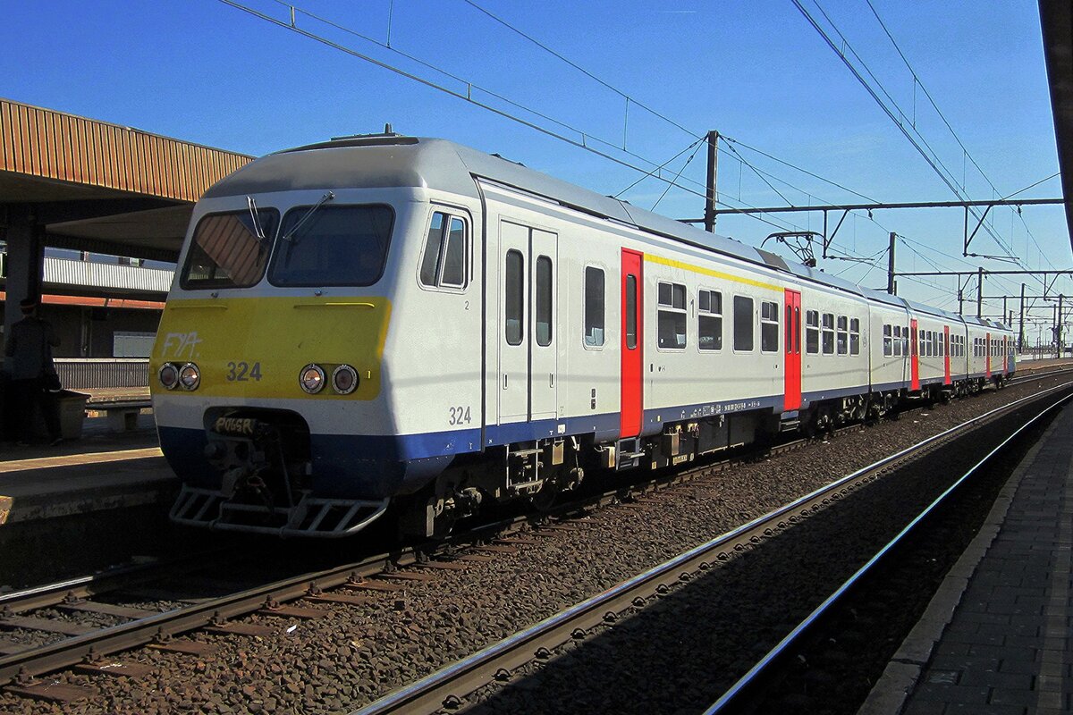 Am 20 April 2013 steht NMBS 324 abfahrtbereit in Antwerpen-Berchem.