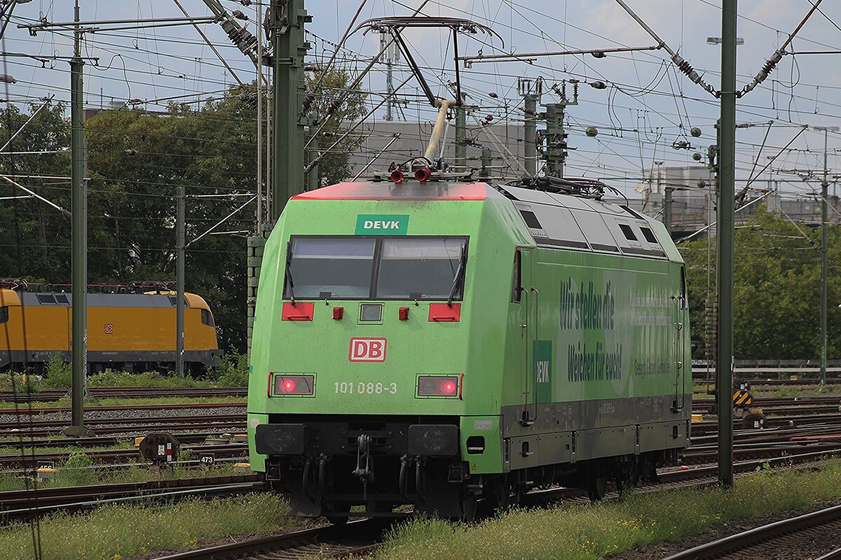 Am 20 Augustus 2026 steht Werbelok 101 088 ins Gleisvorfeld van Hannover Hbf. Das Bild wurde vom Bahnsteigende mit etwas zooming gemacht. 
