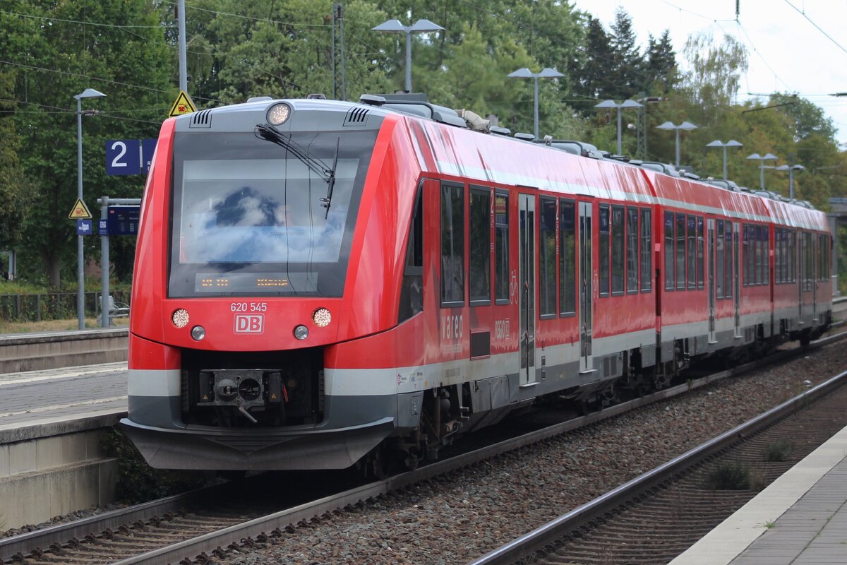 Am 20 Augustus 2026 treft DB Regio 620 045/545 in Krefeld-Oppum ein. Oppum stammt von Lateinische Oppidium und bezeichnet Siedlung, so dass dieser Bahnhof Krefeld-Siedlung heisst.