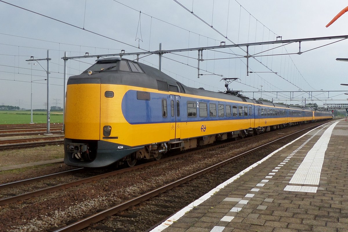 Am 20 Juli 2016 durchfahrt NS 4234 Lage Zwaluwe.
