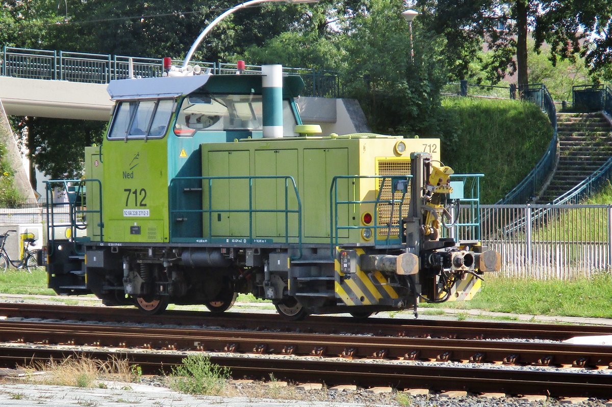 Am 20 Juli 2017 steht NedTrain 712 abgestellt in Zwolle.