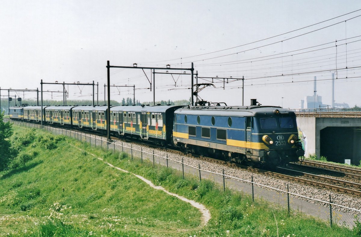 Am 20 Mai 1998 passiert der Keukenhof-Expres mit 2553 Amsterdam Westhaven. 
